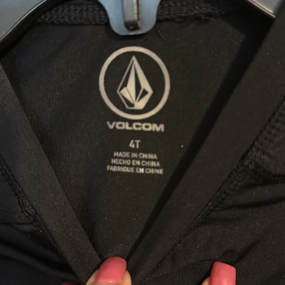 Volcom black 4T dry fit tee